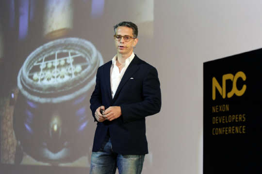 19일 경기 성남 삼평동 넥슨 사옥과 인근 판교 공공지원센터에서 개막한 '넥슨 개발자 콘퍼런스 2015'에서 오웬 마호니 넥슨컴퍼니 대표가 환영사를 하고 있다. <넥슨 제공>